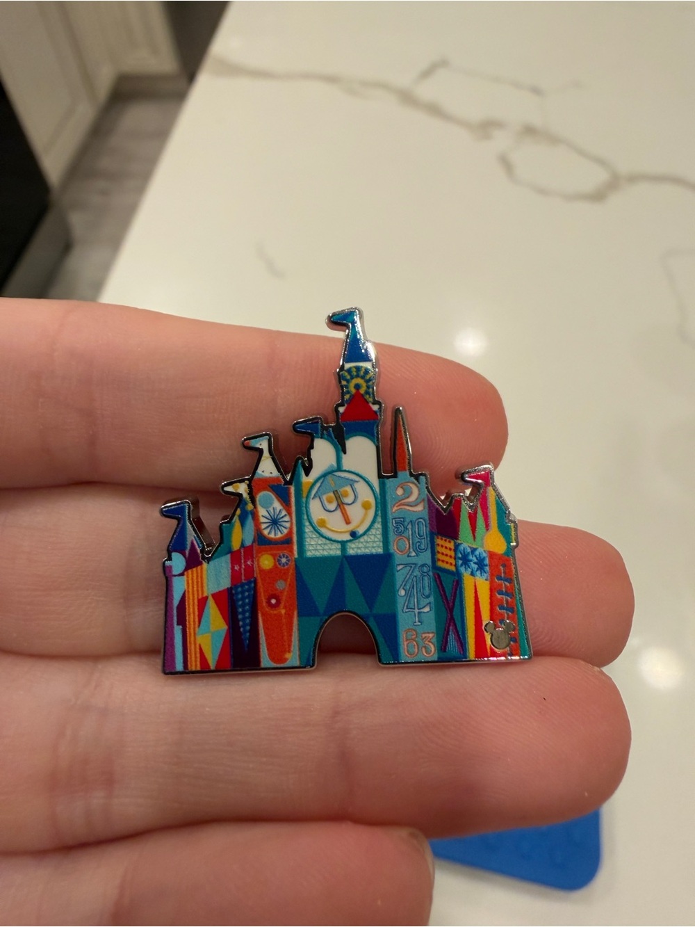 Disney pin - Hidden Mickey Castle Small World 2026 Wave A